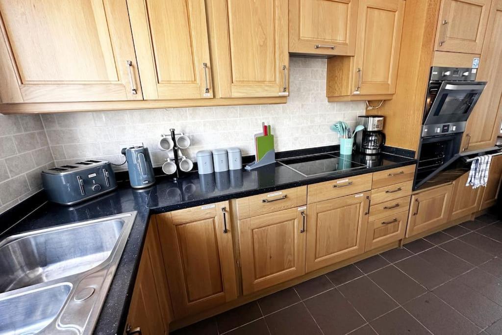 Green Haven Villa - 4Br Spacious House With Hot Tub, Ample Parking, Air Condition, Wifi, Netflix, Patio & Garden Kidlington Exterior foto
