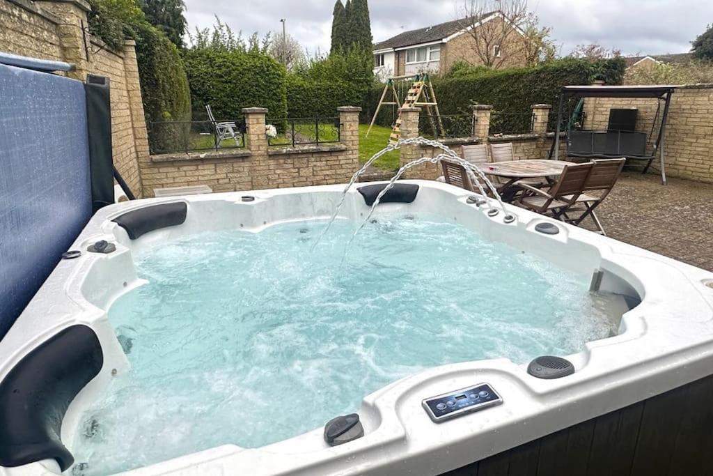 Green Haven Villa - 4Br Spacious House With Hot Tub, Ample Parking, Air Condition, Wifi, Netflix, Patio & Garden Kidlington Exterior foto